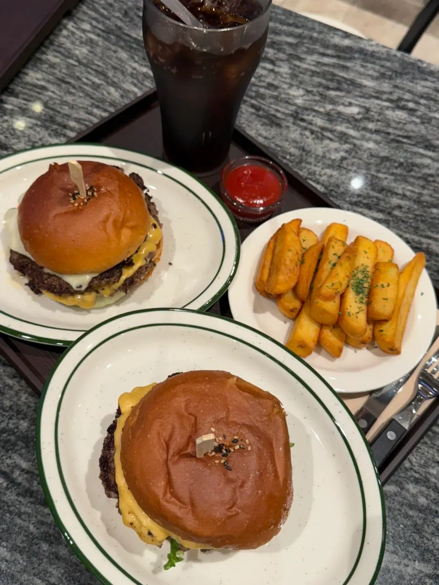 Burger set with zero-sugar cola