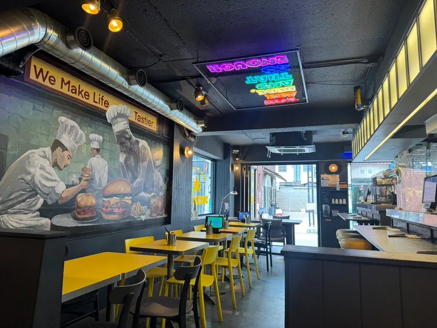 Table seating inside Daily Fix Seocho Gyodae Branch