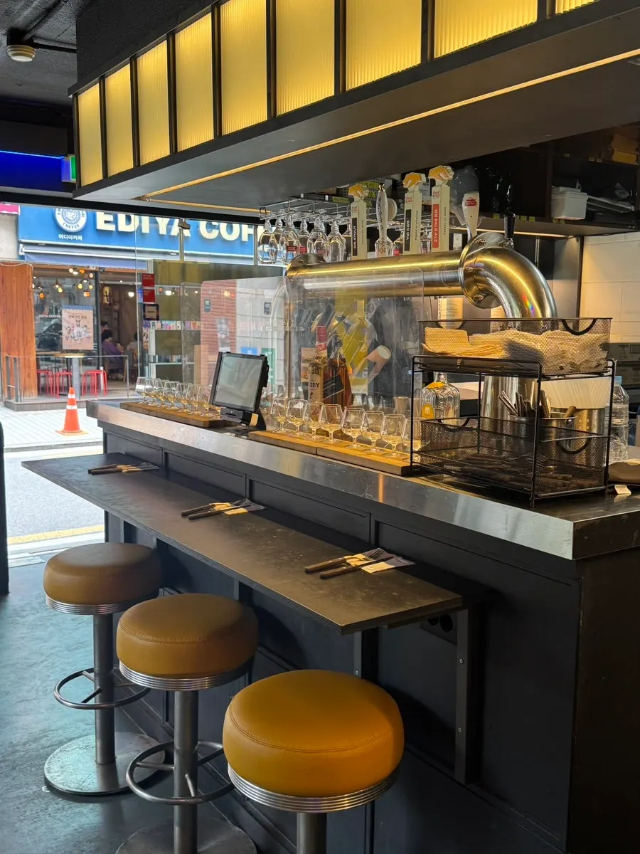 Bar seating at Daily Fix Seocho Gyodae Branch