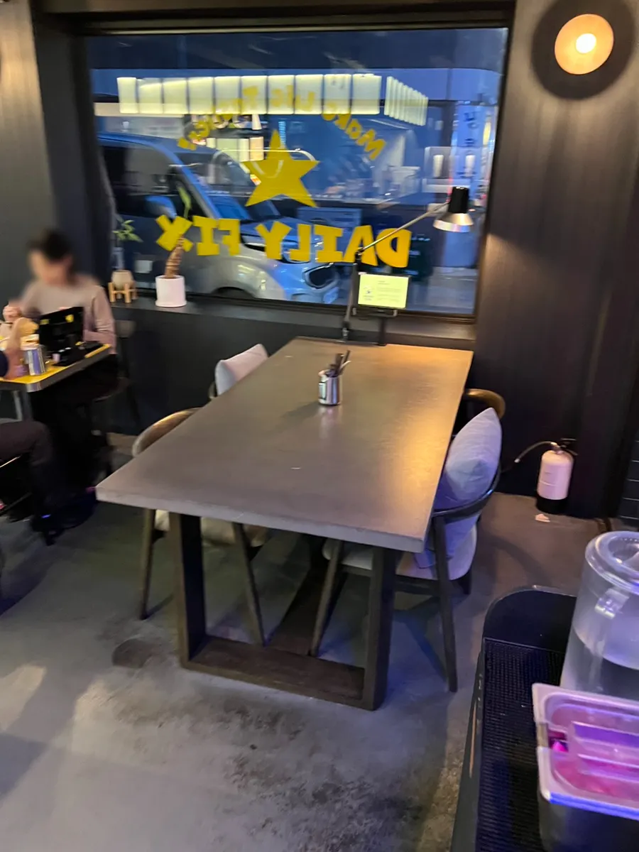펍 느낌의 매장 내부 전경