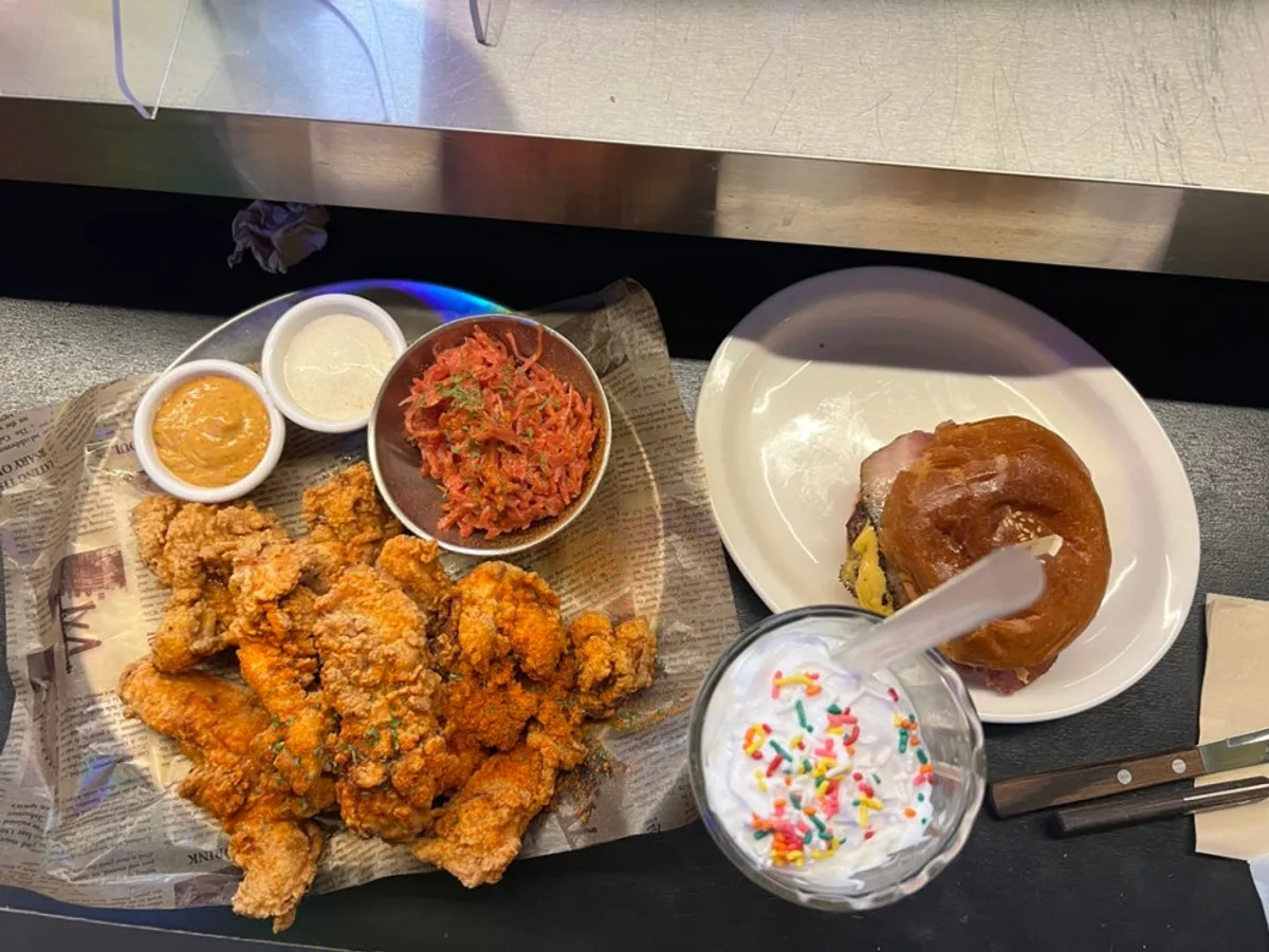 치킨 스트립과 버거, 밀크쉐이크로 구성한 1인 세트