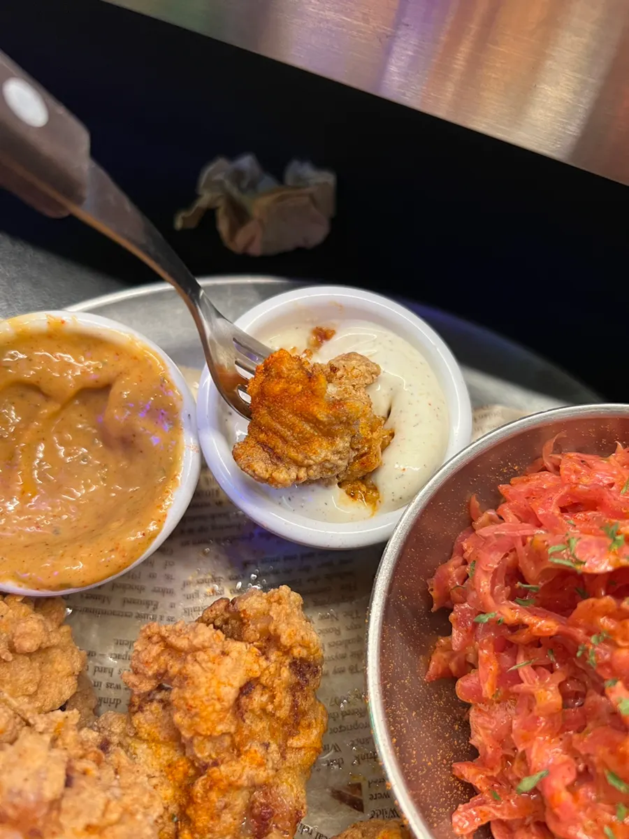 치킨 스트립과 함께 나온 매콤한 주황색 소스