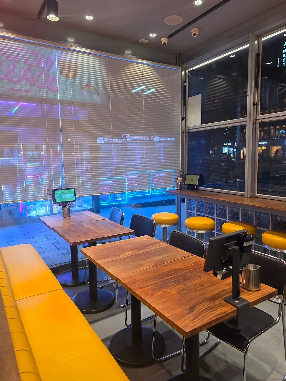 Seating and wall decor at Daily Fix Seoul National University Entrance