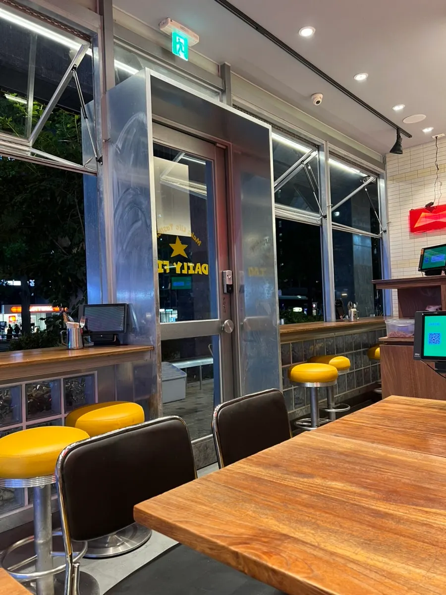 Interior atmosphere of Daily Fix Seoul National University Entrance