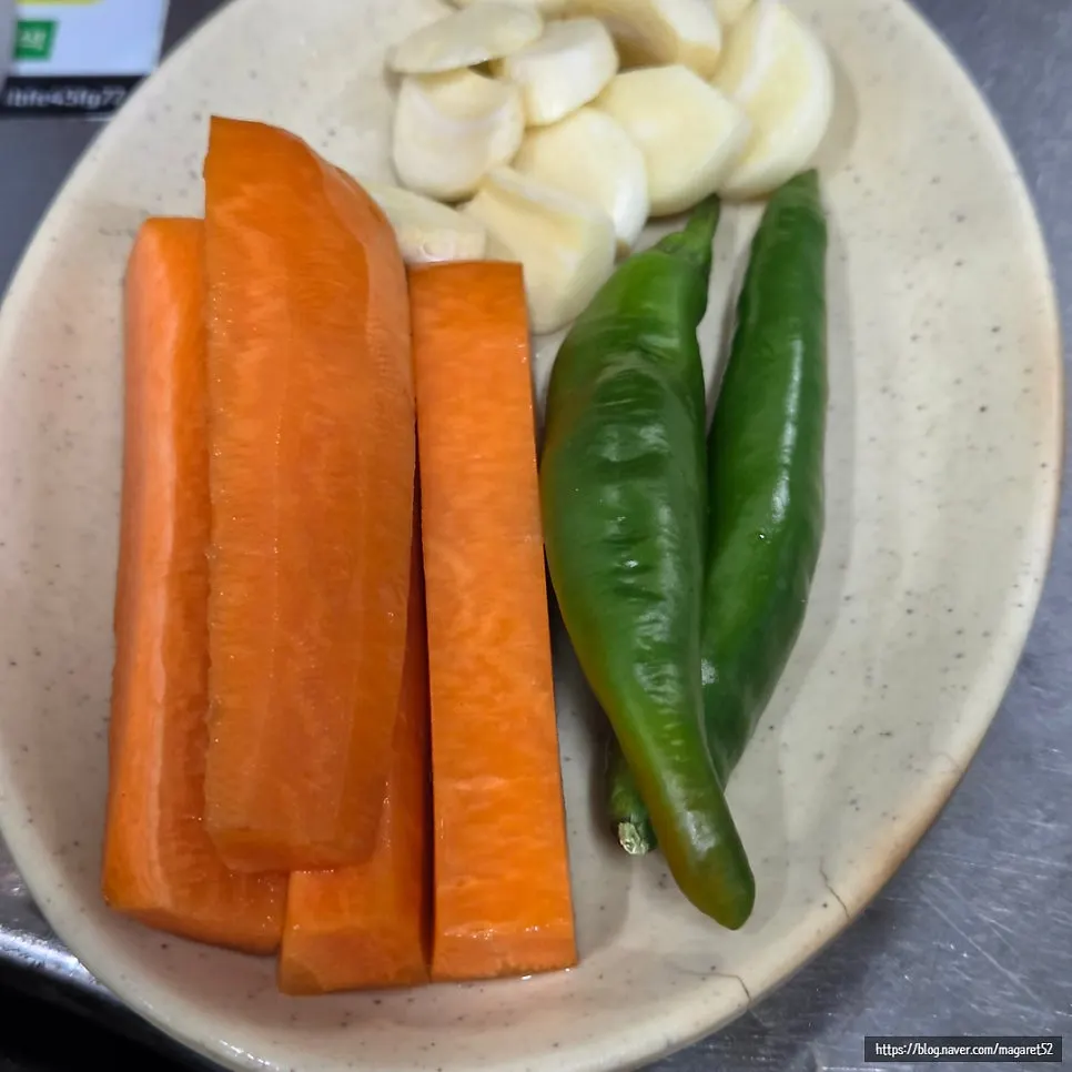곱창과 함께 차려진 기본찬 구성