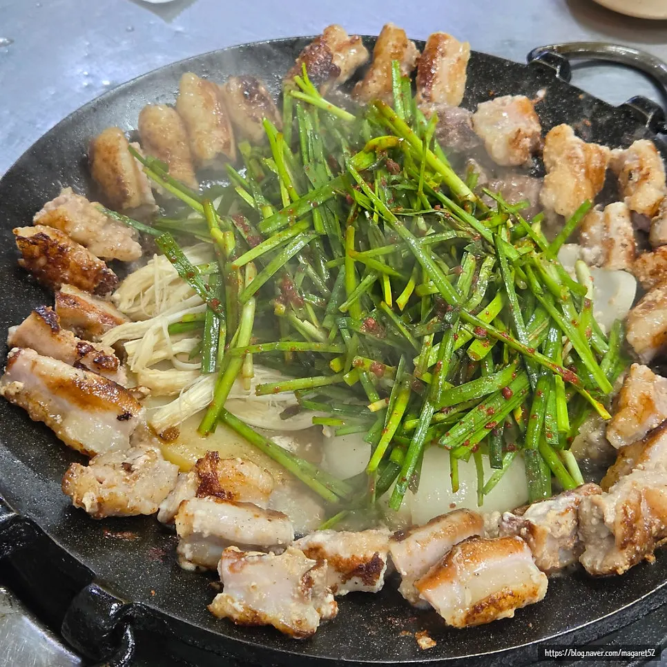 노릇하게 익은 곱창 클로즈업