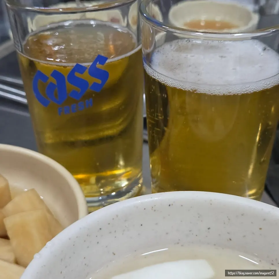 청하와 맥주가 놓인 테이블