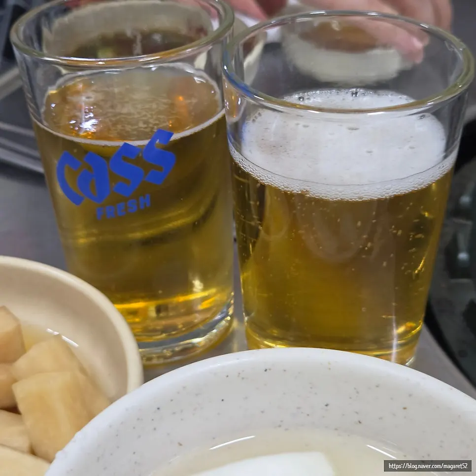 곱창 한 점과 시원한 맥주 한 잔