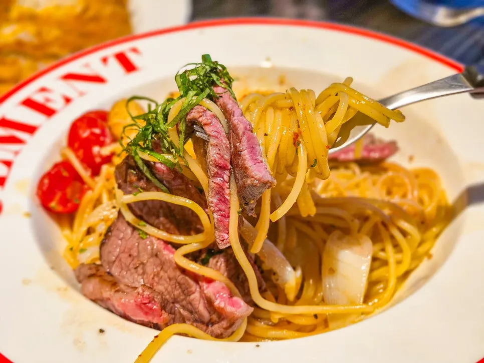 Oil pasta topped with beef