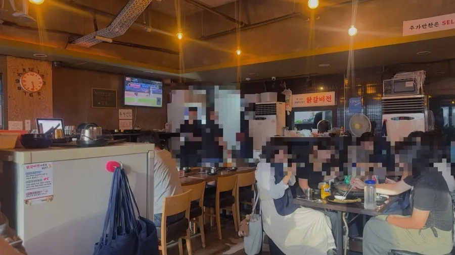 Table at Dakgalbijeon Gangnam Branch before the dinner rush