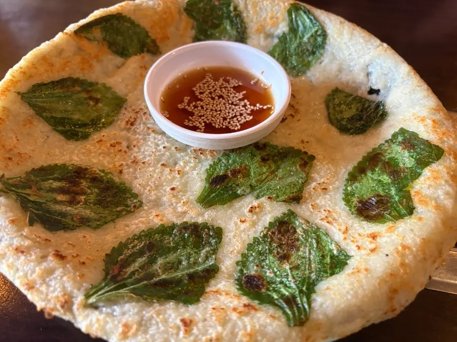 불판 위에서 익는 치즈 닭갈비