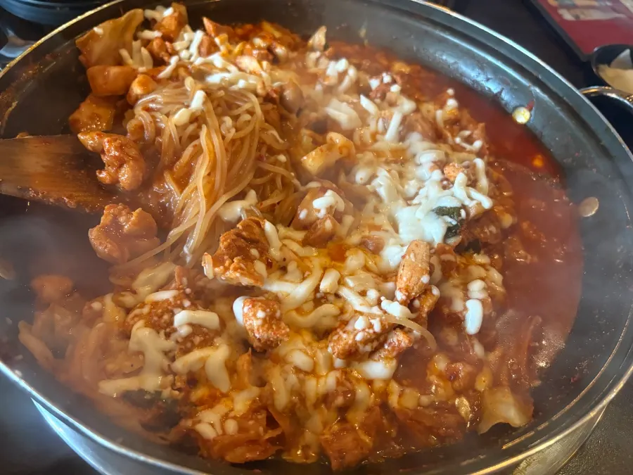 닭갈비와 감자전이 함께 놓인 테이블