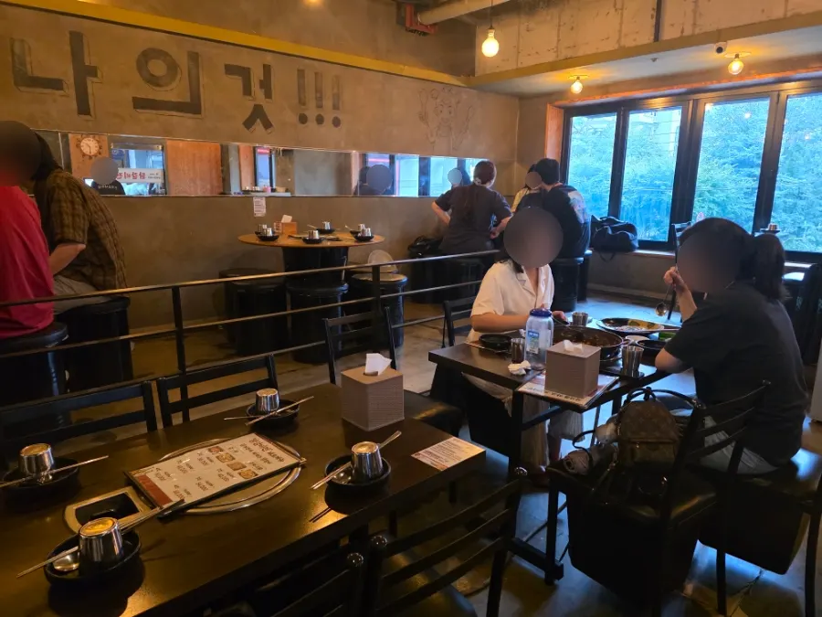 넓고 쾌적한 닭갈비전 강남점 홀 좌석