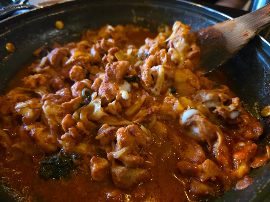감자전에 닭갈비를 올려 싸 먹는 모습
