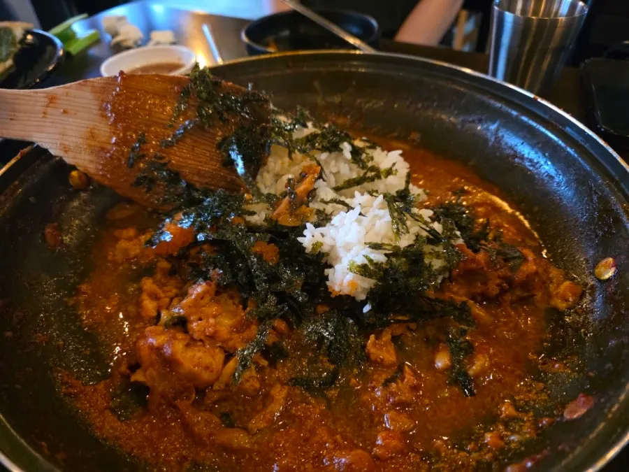 남은 양념에 볶는 날치알 볶음밥