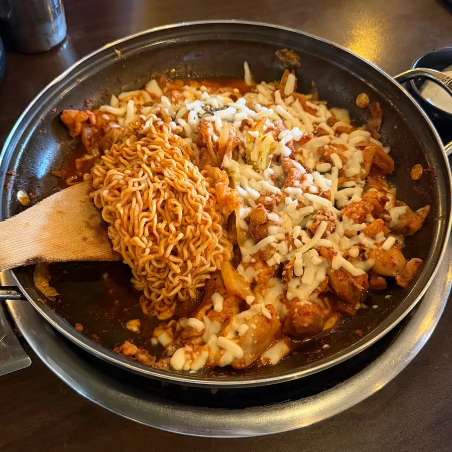 Ramen noodle sarita added to the cheese dakgalbi