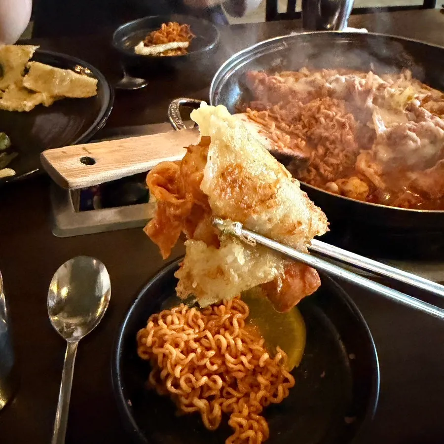 Picking up dakgalbi together with melted cheese