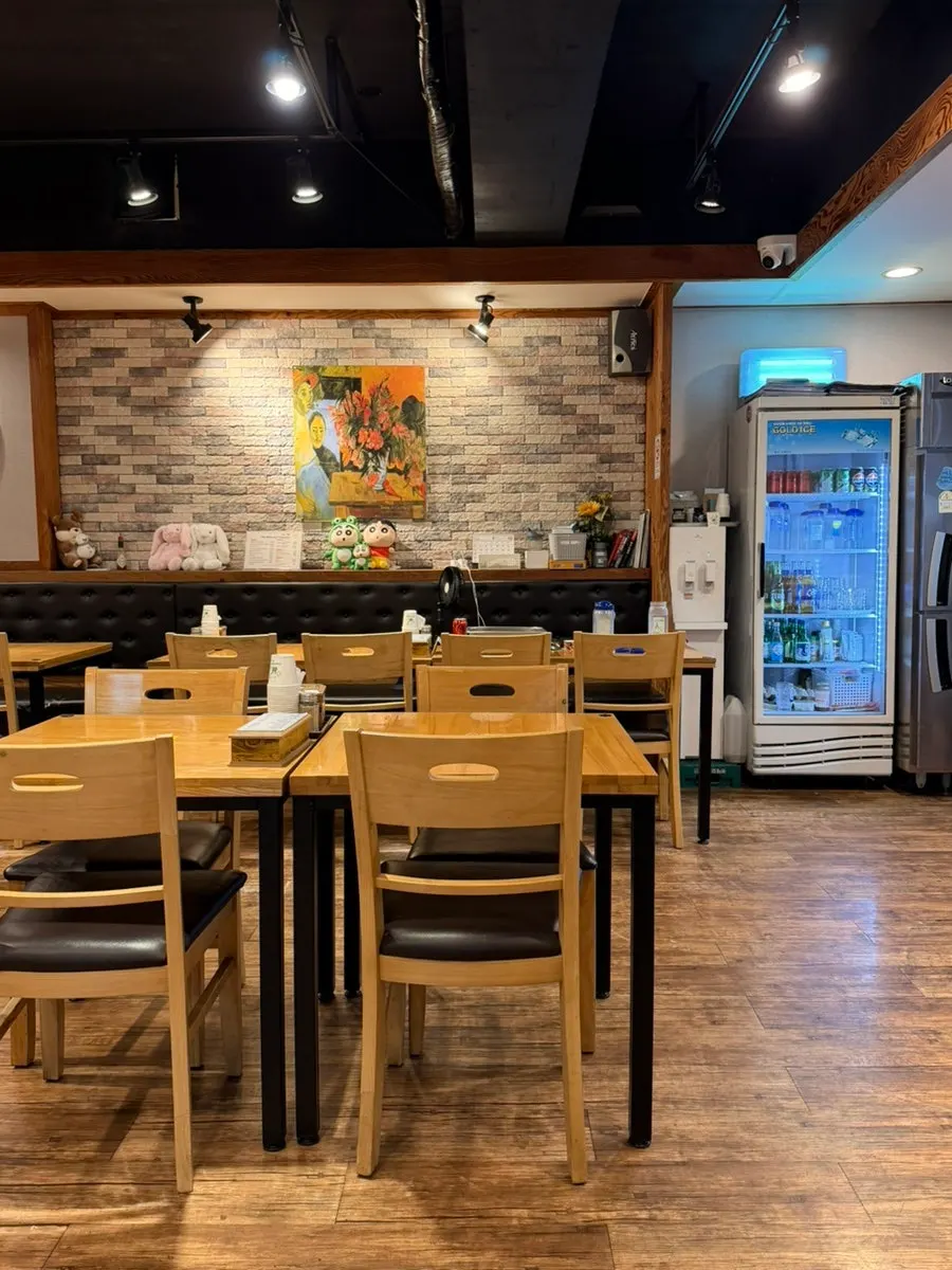 Interior atmosphere of Dal and Sixpence Main Branch
