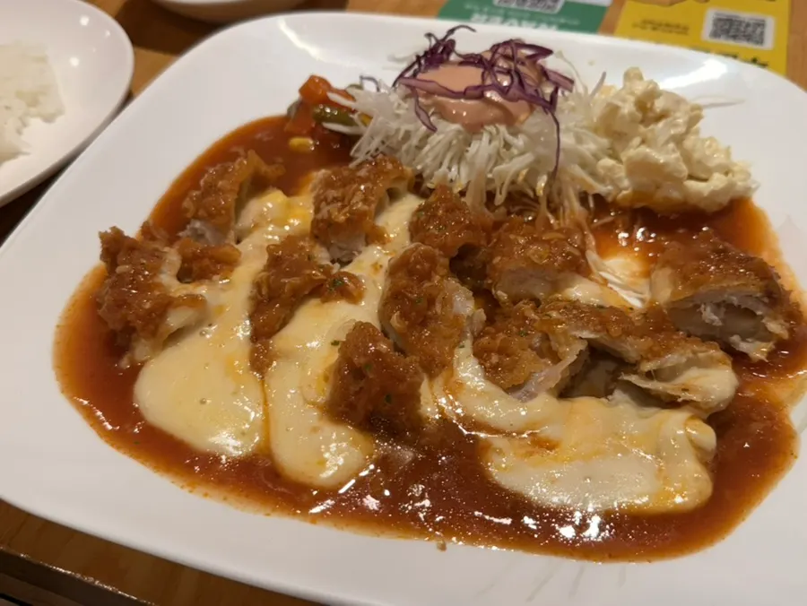 Cross-section of the cheese king cutlet with stretching cheese