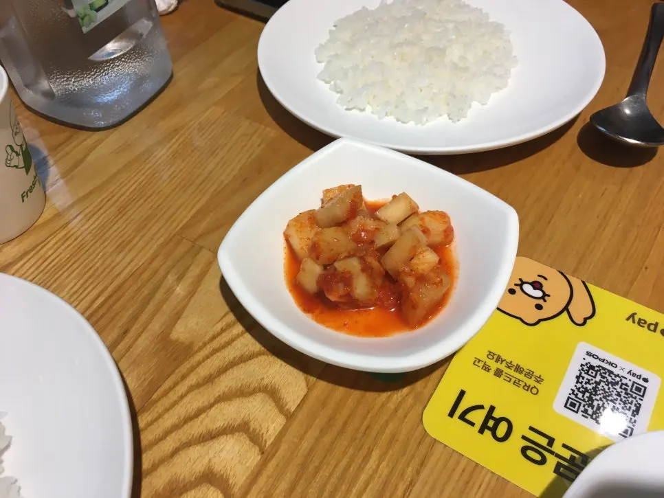 Rice spread thinly on a plate alongside kkakdugi