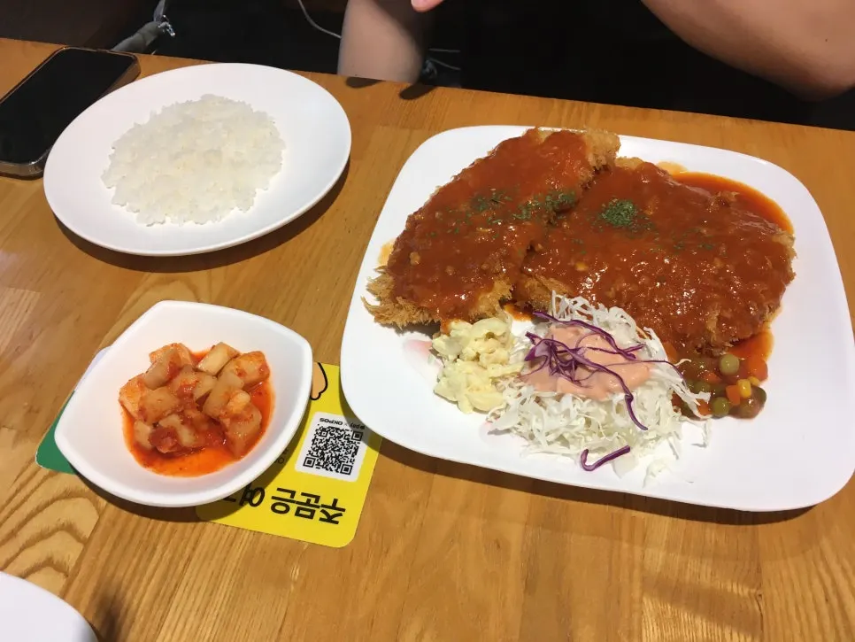Gyeongyangsik double pork cutlet with two pieces of cutlet