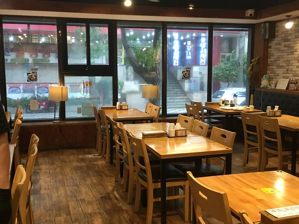 Overall view of Gyeongyangsik Dal and Sixpence Main Branch
