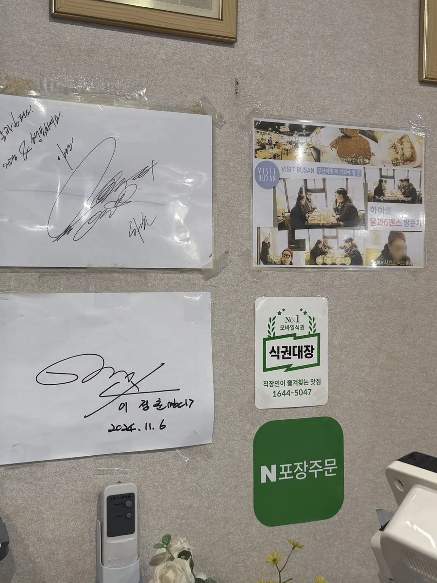 테이블 간격이 넓은 달과6펜스 홀 내부