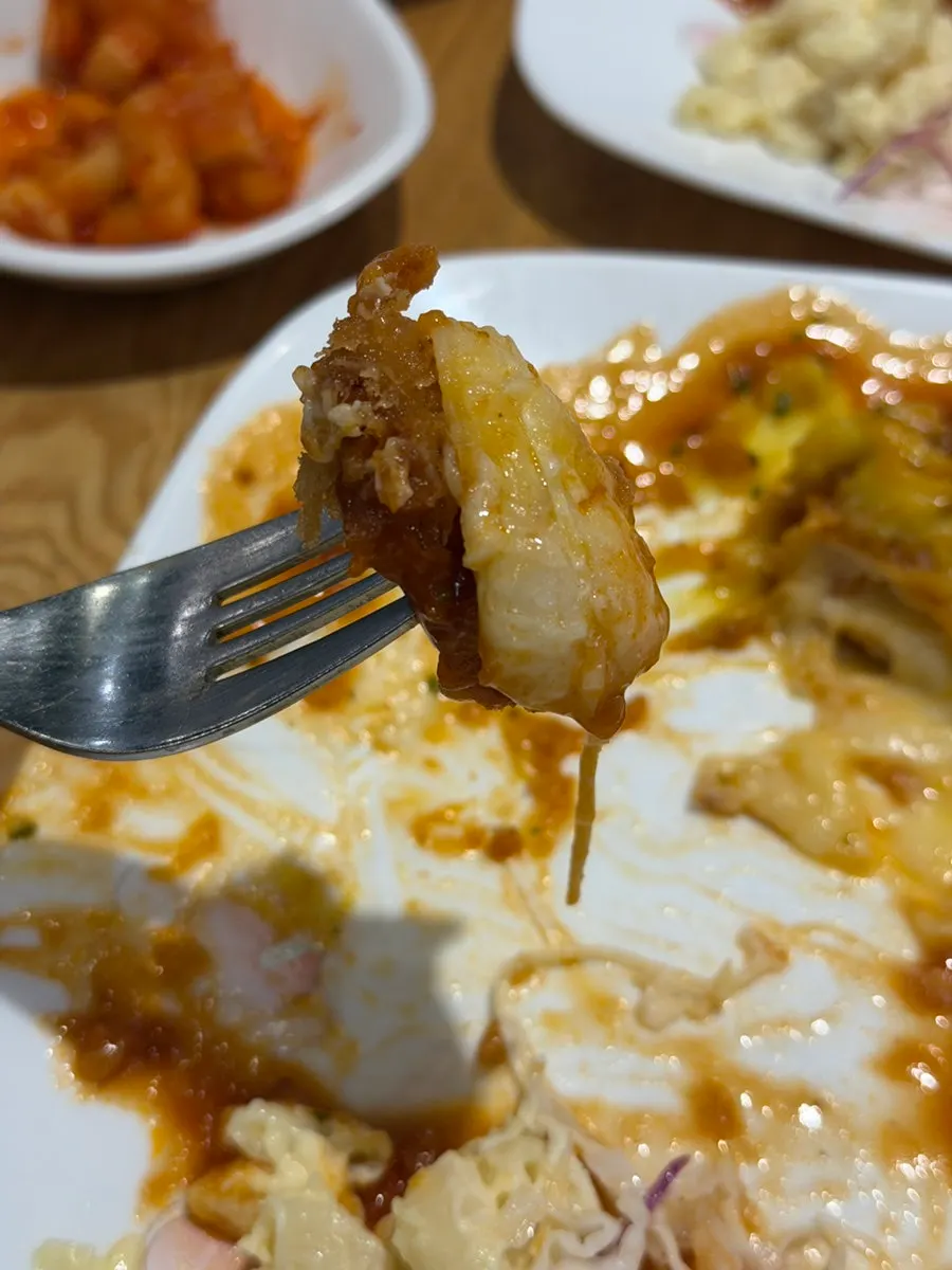매운돈까스에 후추를 뿌린 모습