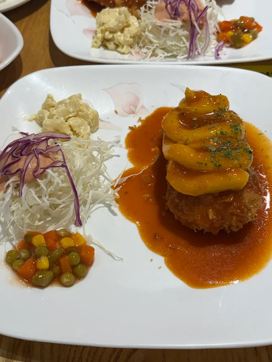 매운돈까스에 치즈를 올려 먹는 조합