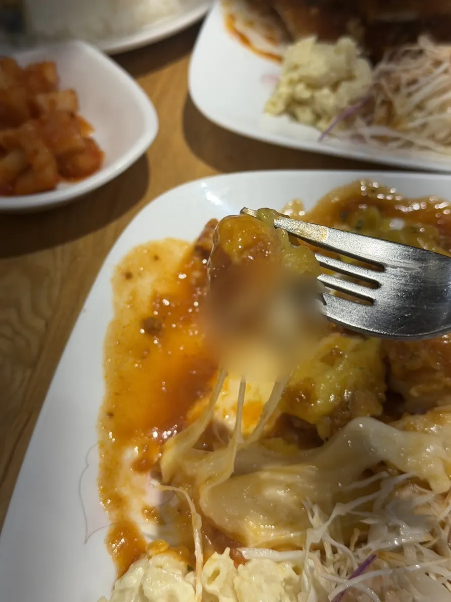 접시 위로 흘러내리는 치즈