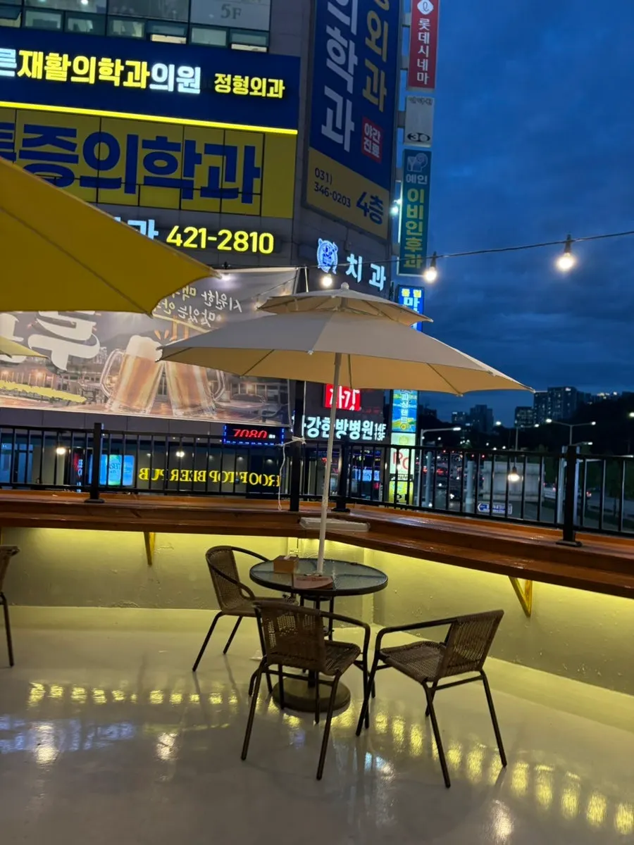 The outdoor terrace atmosphere at Dalbitgwangjang