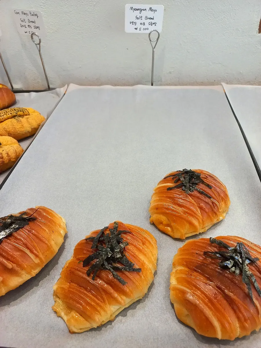 콘마요뿌링 소금빵이 놓인 달그램 진열대