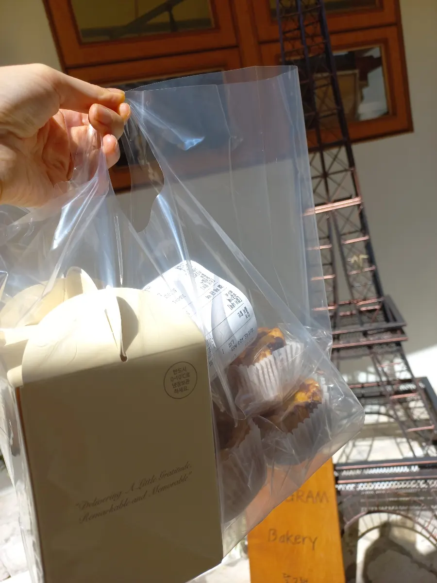 포장을 기다리는 달그램 빵 진열대