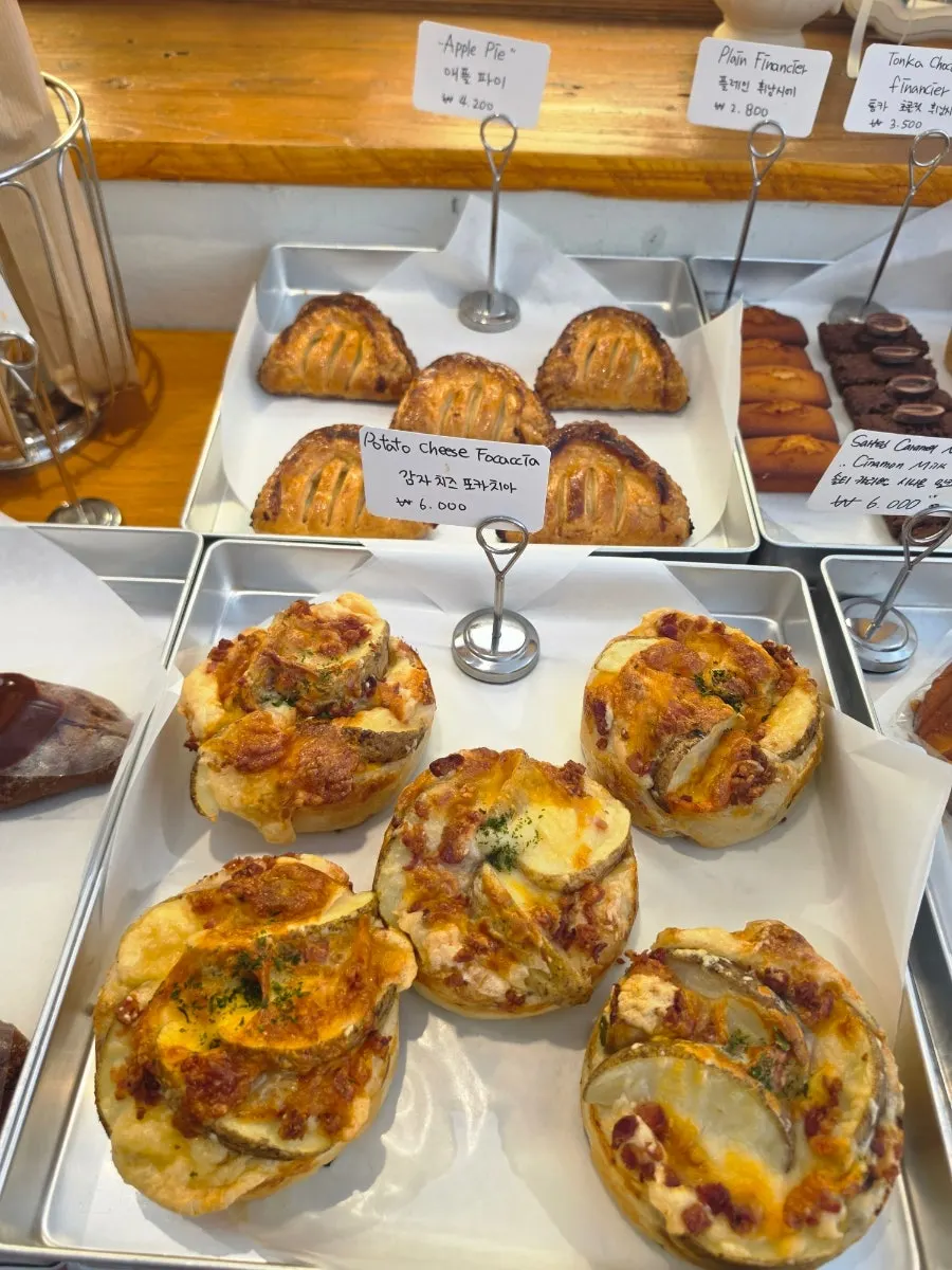 Dalgeuraem's bakery items baked fresh that morning