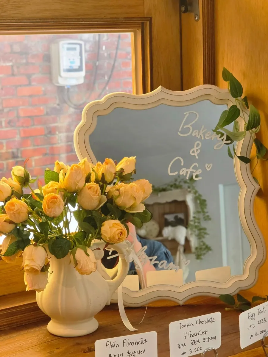 Bakery corner with a sign about gift box packaging