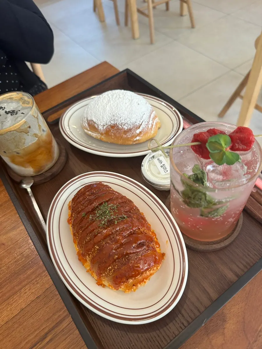 소금빵과 음료를 함께 놓은 테이블