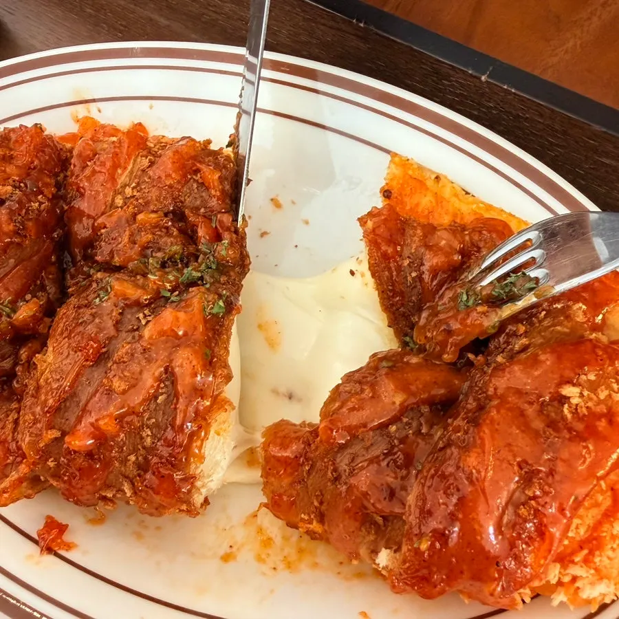 소스가 듬뿍 올라간 칠리스소금빵