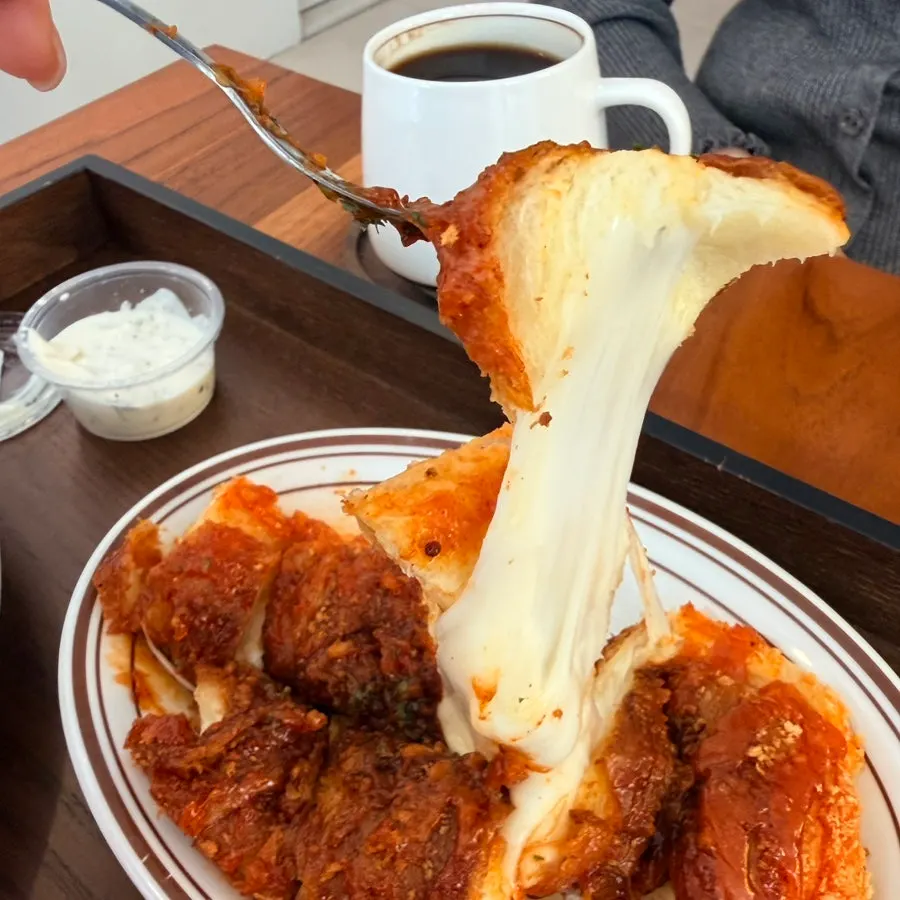 반으로 자른 칠리스소금빵 단면