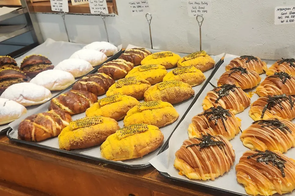 치아바타와 포카치아가 놓인 빵 진열대