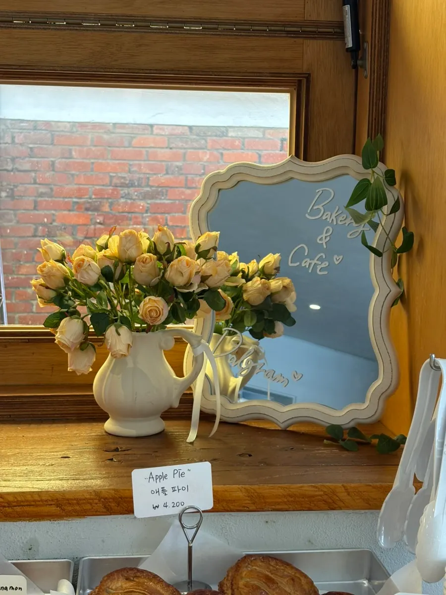 원목 진열장에 놓인 달그램 베이커리