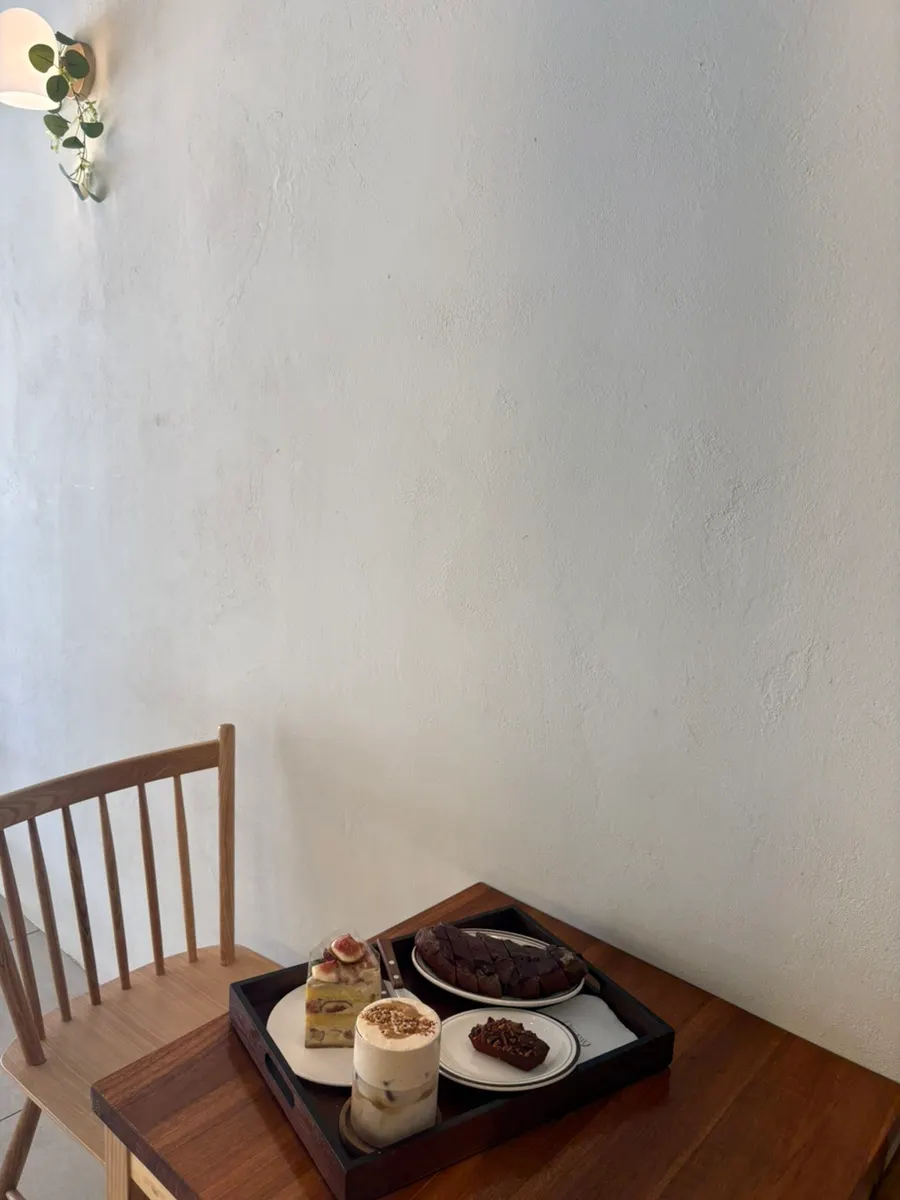 테이블에 차려진 케이크와 바게트, 라떼