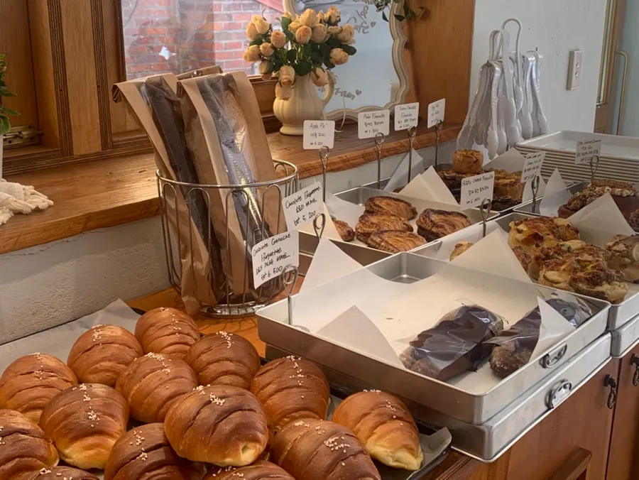Bakery display at Dalgeuraem