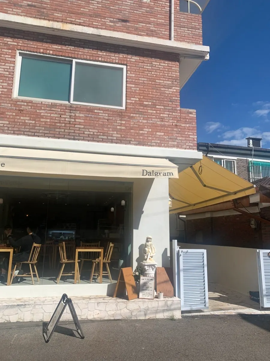 Exterior of handmade bakery café Dalgeuraem with a vintage feel