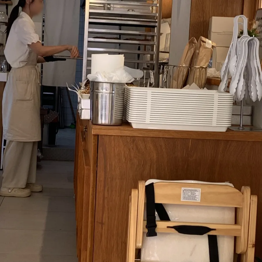 Restocking bread on the display shelves at Dalgeuraem