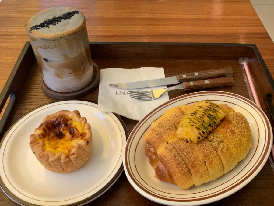 Dessert display inside Dalgeuraem