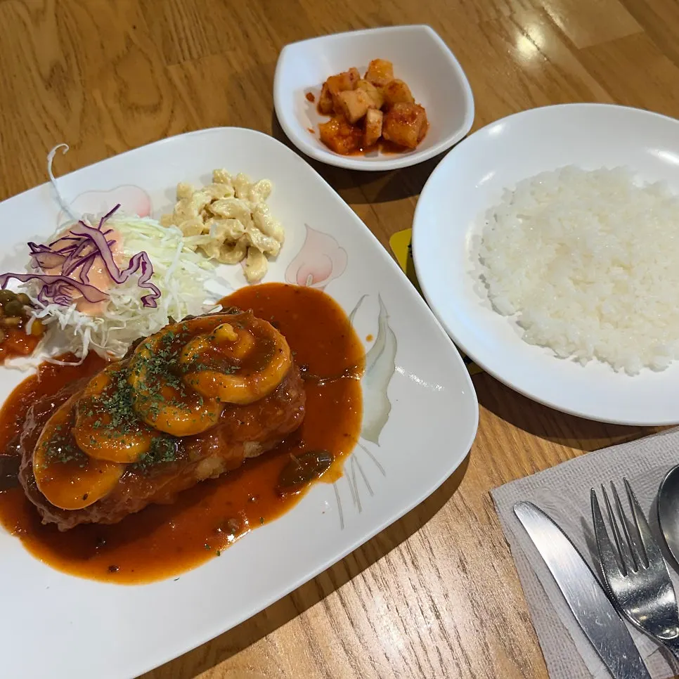 스테이크 소스가 얹어진 돈까스 접시