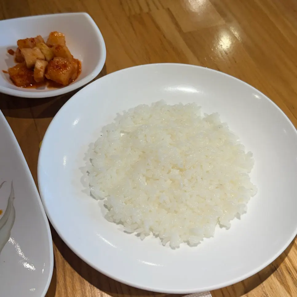 마카로니와 샐러드, 깍두기 반찬 구성