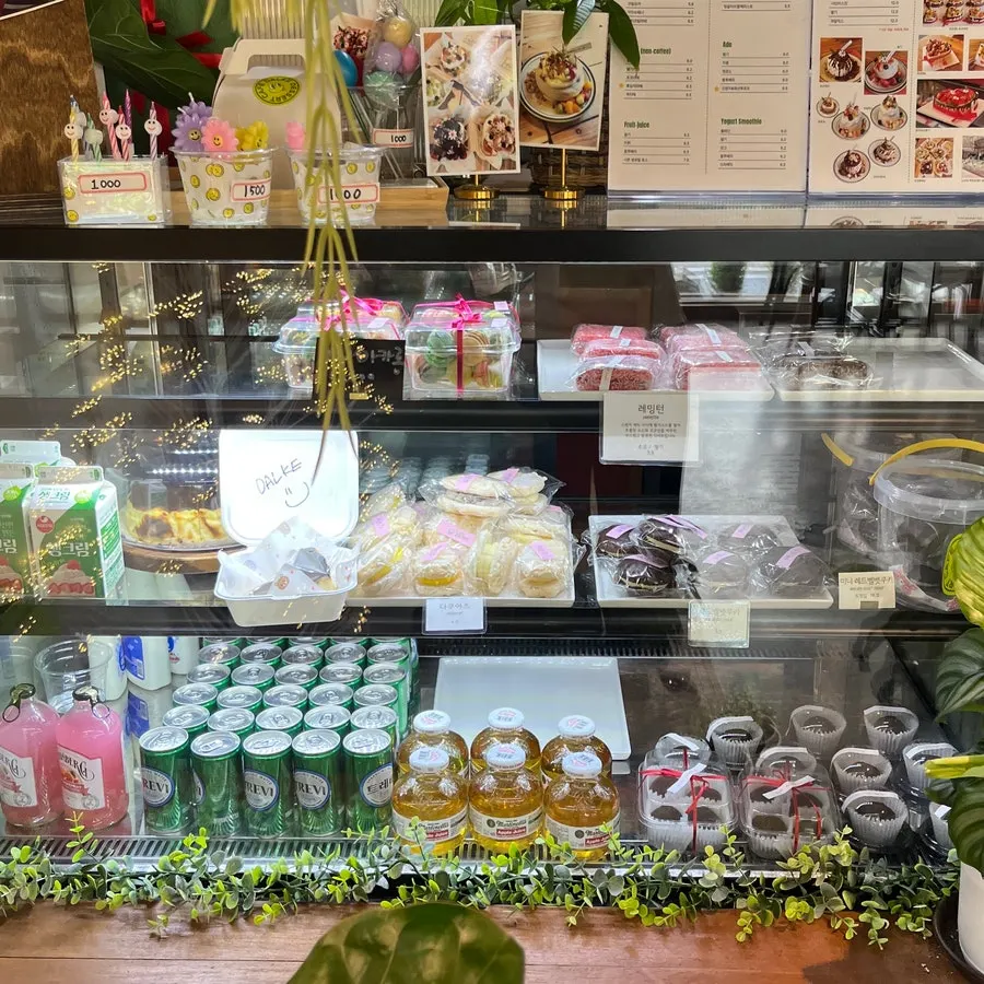 쇼케이스에 진열된 수제 디저트