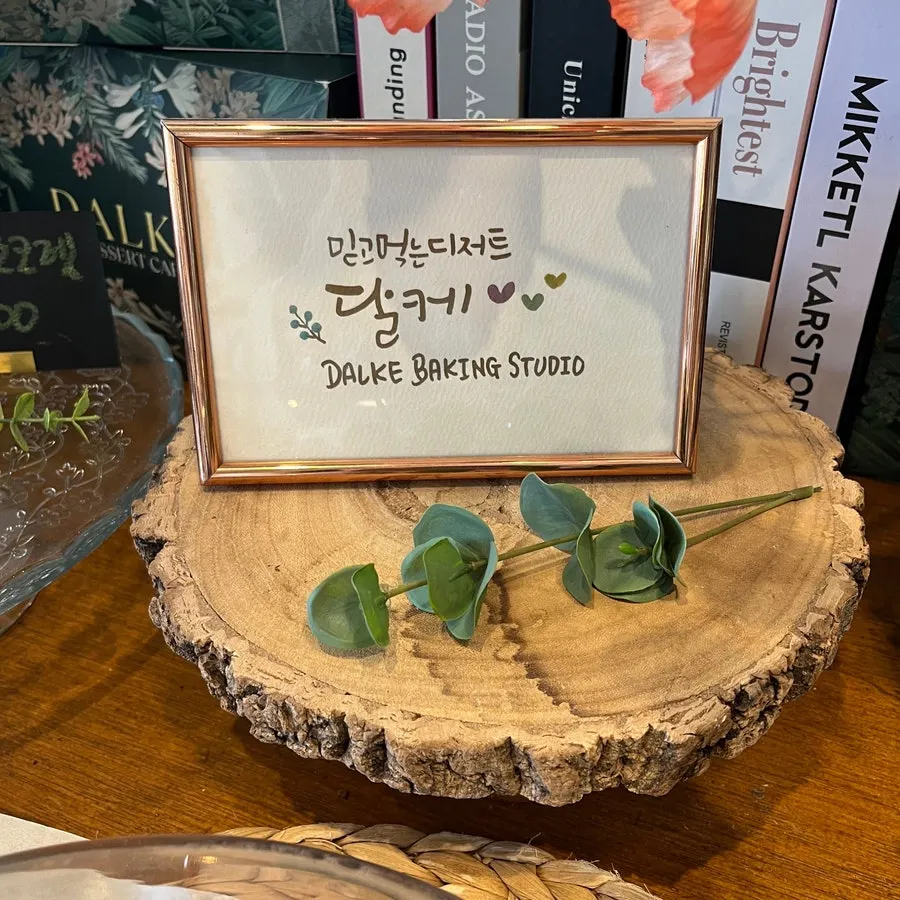 스콘이 놓인 디저트 쇼케이스