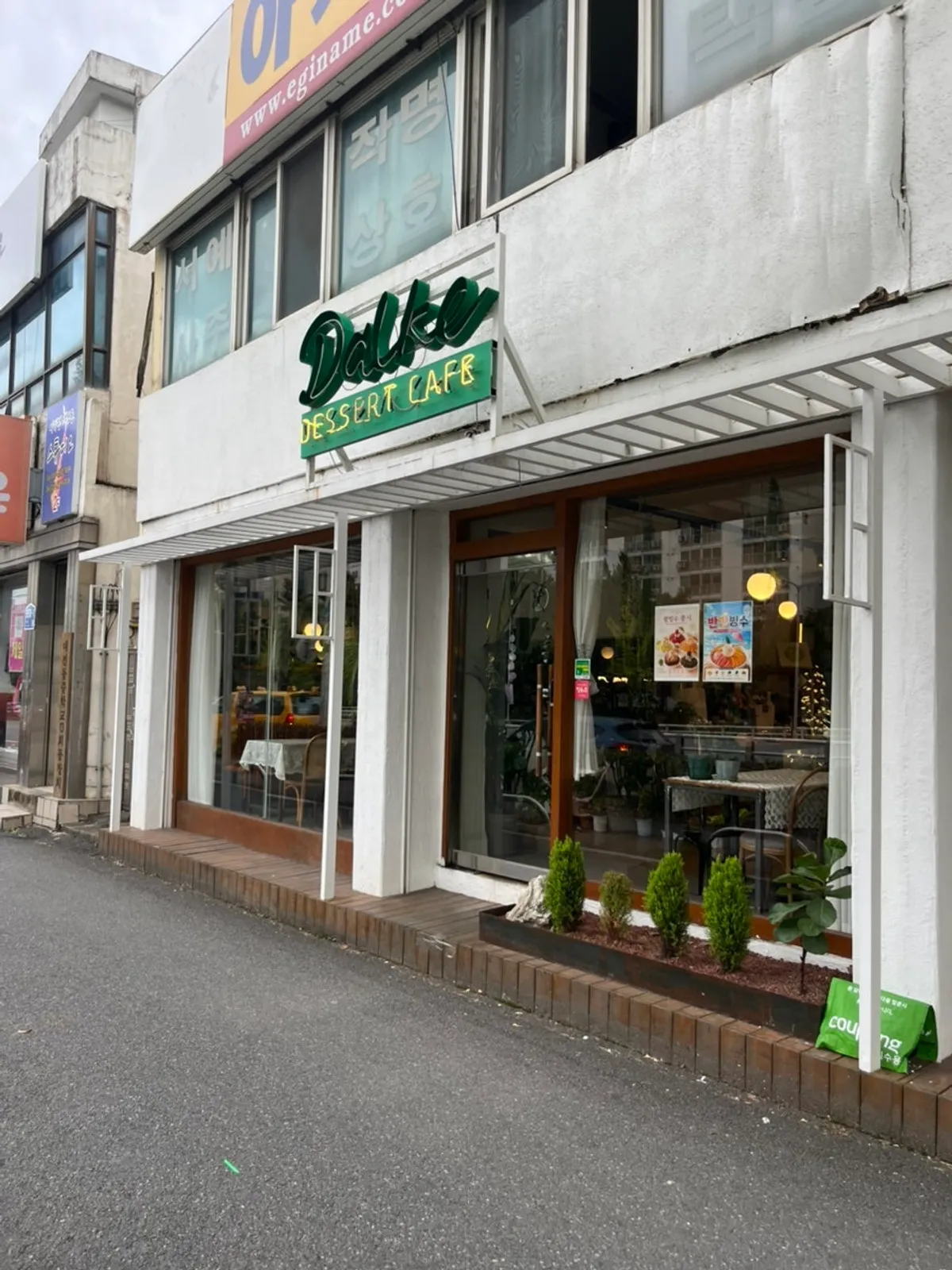 Exterior of Dalke Dessert Cafe in Tanbang-dong, Daejeon